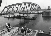 170388 Afbeelding van het invaren van een brugdeel voor de vernieuwde spoorbrug over de Waal (Waalbrug) te Nijmegen.